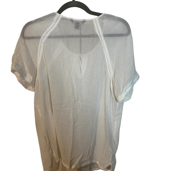 A white cotton Tommy Bahama top in size medium - Picture 7 of 7